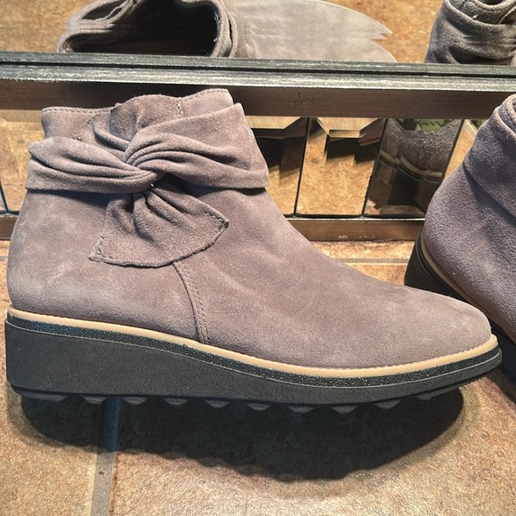 NWOT Clark’s Wedge Gray Suede Booties - Picture 3 of 8